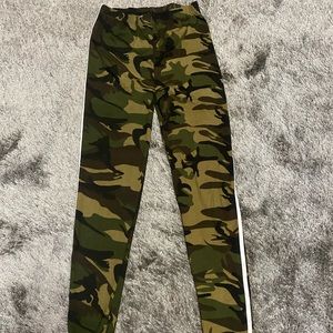 Army print leggings with white stripe on both sides
